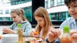 Качество и организацию горячего питания проверили в школах Сахалина