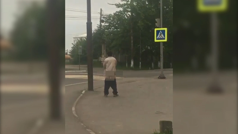 На Сахалине женщина устроила посреди улицы голые танцы и отжимания