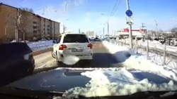 Сахалинцы обсуждают возможное нарушение ПДД водителем внедорожника