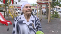 Когда у других нет совести: 95-летняя сахалинка каждый день убирает детскую площадку во дворе