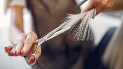 Лунный календарь стрижек на январь 2024: самые удачные дни