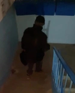 «Уснул под дверью»: бездомный алкоголик оккупировал подъезд пятиэтажки в Корсакове