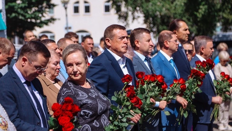 Губернатор Валерий Лимаренко почтил память трагически погибших Игоря Фархутдинова и его коллег