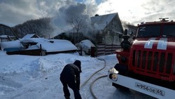 Больше 10 человек тушили пожар в доме в Южно-Сахалинске