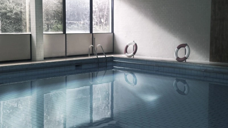 Пожилому сахалинцу стало плохо во время тренировки в бассейне