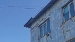 Крыши домов слетели на Сахалине из-за тайфуна «Хиннамнор»