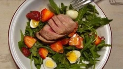 Тунец, клубника и мед: сахалинский шеф-повар поделился авторским рецептом салата