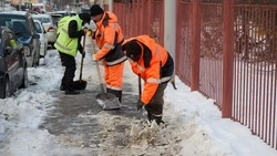 Обработку гололеда песком и солью усилили в Южно-Сахалинске по поручению мэра