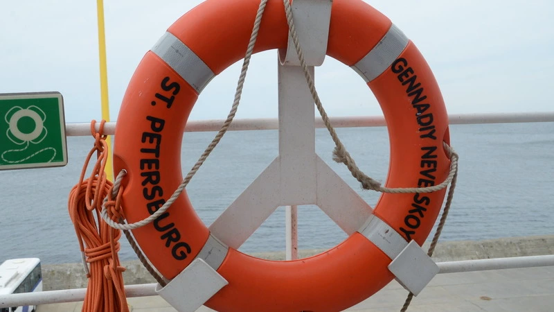 В Татарском проливе выкинуло перевернутую лодку, хозяина ищут