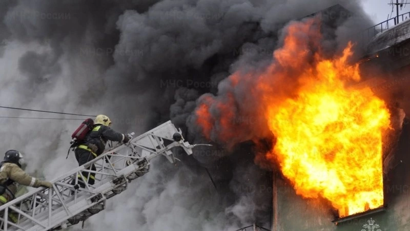 Мусор загорелся в квартире расселенного дома в Охе