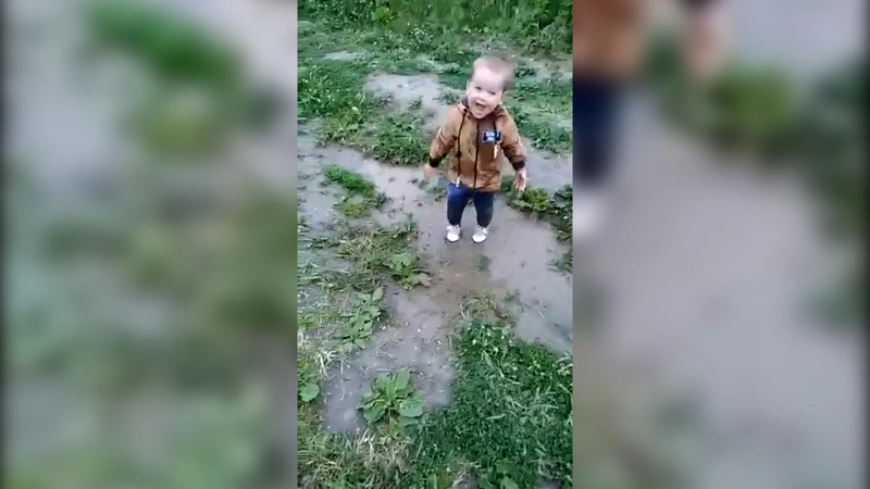 Конкурс «Жги, детка!»: жизнерадостный малыш купается в луже