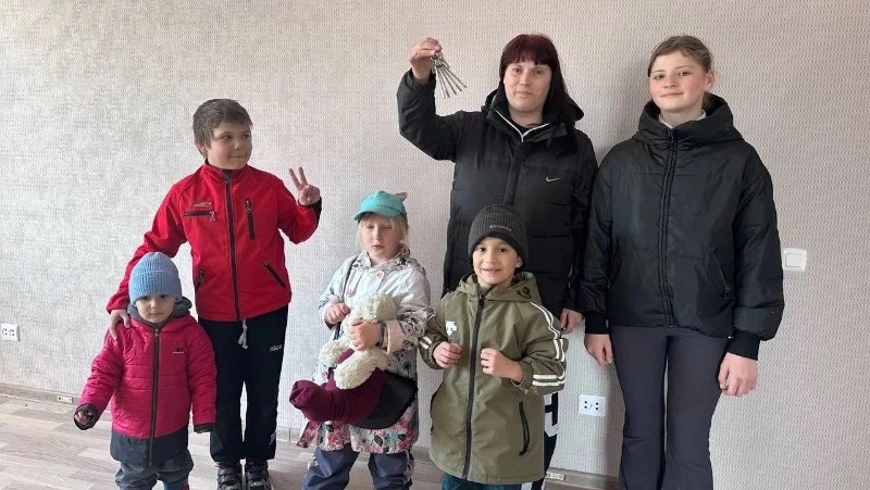 Многодетная мама Юлия Позяева получила просторную квартиру в Углезаводске