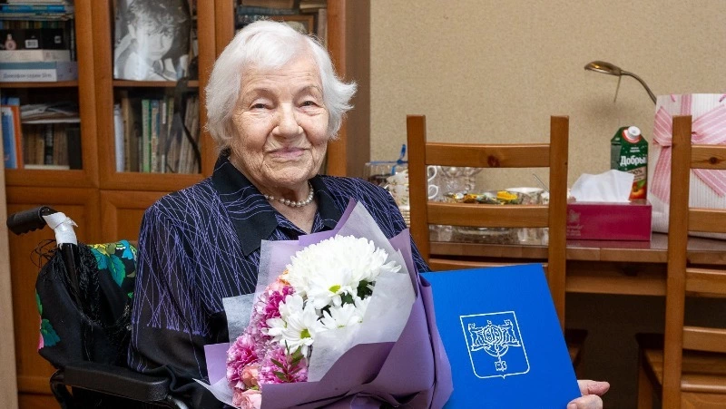 В Южно-Сахалинске 96-й день рождения отметила ветеран труда Александра Селиваненко 