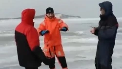 Рыбаков эвакуировали с оторвавшегося льда у побережья Сахалина