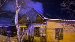 Шесть пожарных тушили частный дом в Смирных