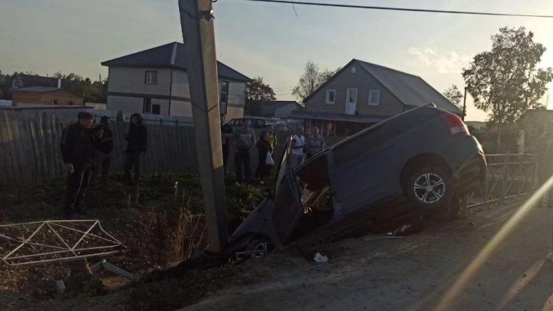 В Южно-Сахалинске водитель иномарки протаранил столб и попал в больницу