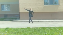 Блондинка с пистолетом вышла на улицы столицы Сахалина