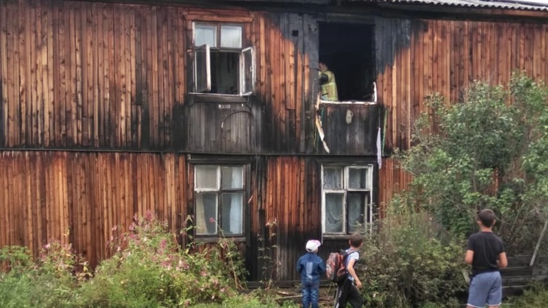 Жильцы сгоревшей в Смирных двухэтажки получат новые квартиры осенью