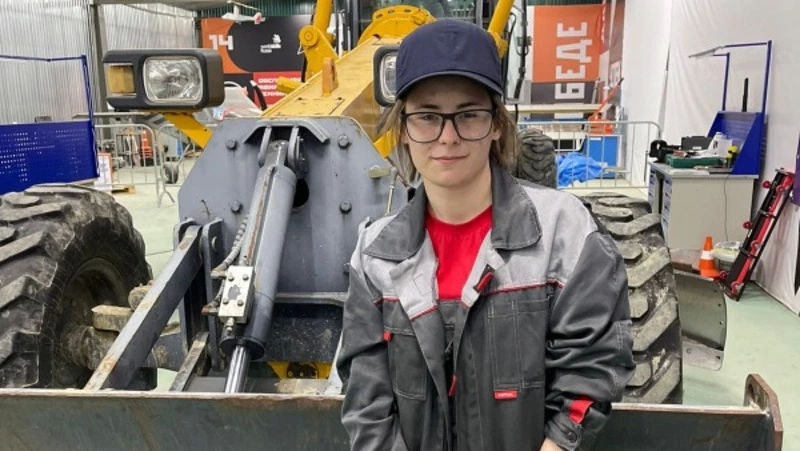 «Как конструктор Lego»: участница WorldSkills на Сахалине чинит многотонный грейдер