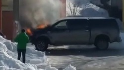 Горящий автомобиль на юге Сахалина попал на видео