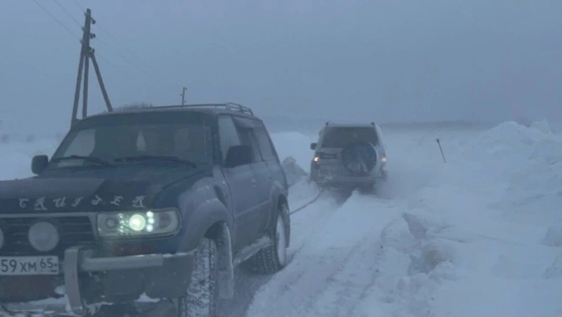 Углегорские спасатели помогли застрявшему в сильную метель на трассе сахалинцу