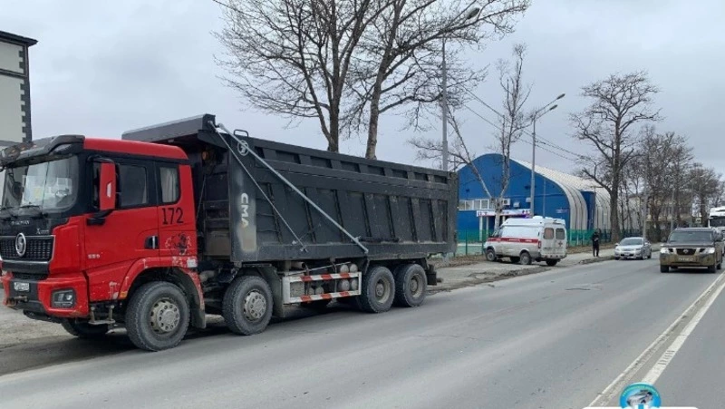 Самосвал при перестроении врезался в легковой автомобиль в Южно-Сахалинске 