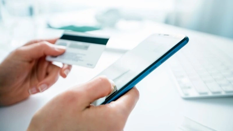 Женщина из Охи систематически воровала деньги у сожителя через «Мобильный банк»