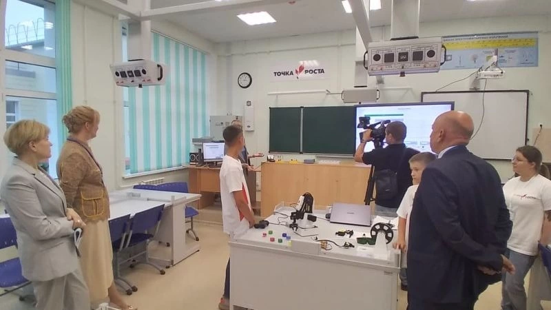 Роботы-манипуляторы и дроны: «Точка роста» открылась в Смирных