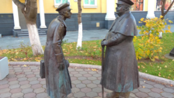 Авторов пошлого послания на памятнике у Чехов-центра объявили в розыск