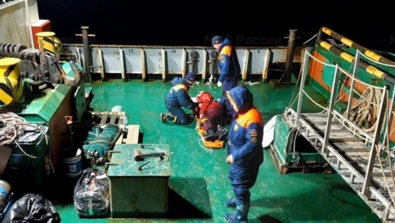 Спасатели на Курилах эвакуировали больного пассажира с судна «Павел Леонов»