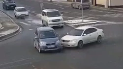 Toyota Premio на круговой развязке врезалась в другую «Тойоту» в Южно-Сахалинске 