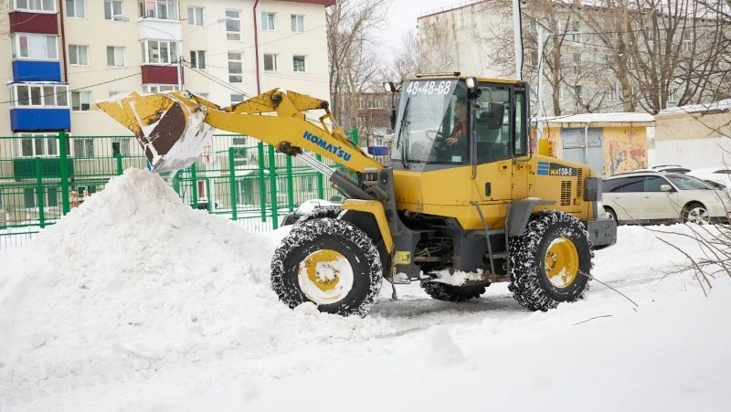 В Южно-Сахалинске активно чистят дорожки у школ и детских садов