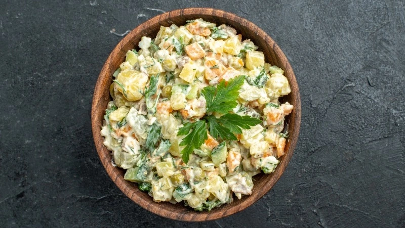 Гастроэнтеролог Вялов рассказал, сколько оливье можно съесть за раз