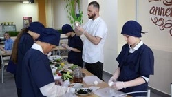 Школьников Южно-Сахалинска научили готовить салат из морской капусты