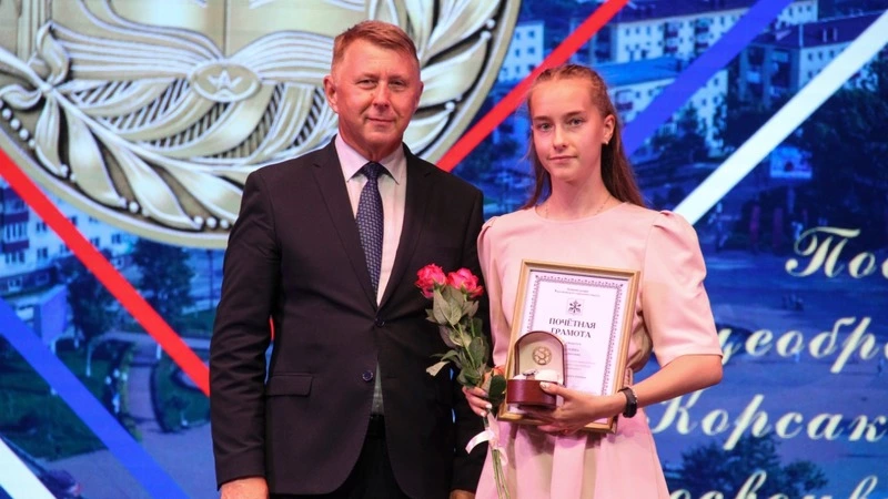 В Корсакове за особые успехи в учебе золотыми медалями отмечен 21 выпускник