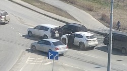 Две иномарки в ДТП перегородили въезд на кольцо по улице Пуркаева в Южно-Сахалинске
