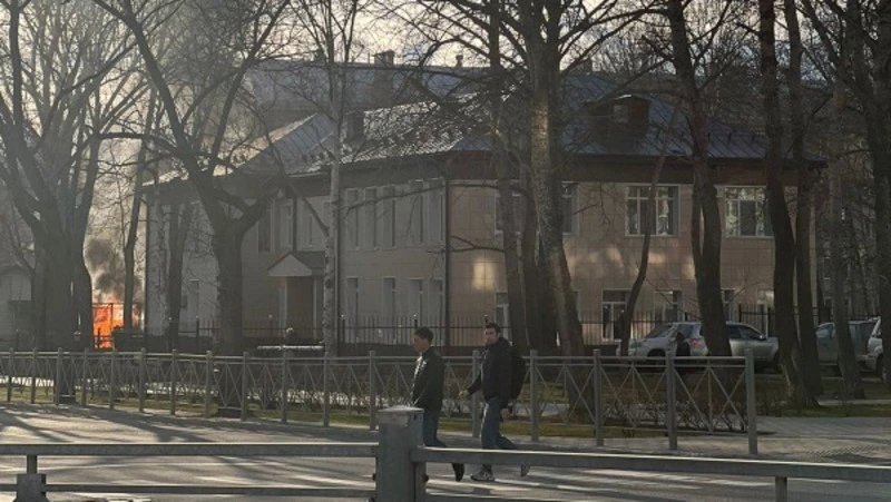 Неизвестные подожгли мусорный бак у здания военной прокуратуры в Южно-Сахалинске