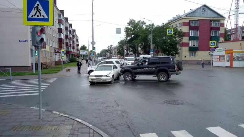 В Южно-Сахалинске на перекрестке столкнулись Land Cruiser и Mark ll