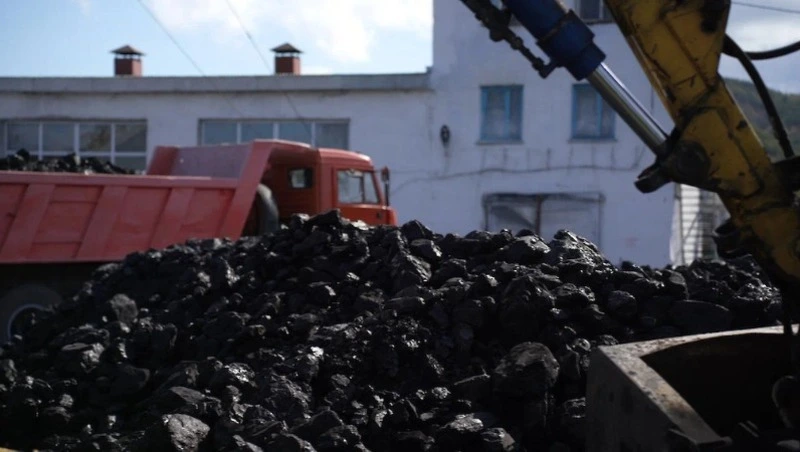 Жителям Углегорского района развозят топливо по 100 рублей за тонну
