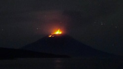Вулкан Алаид на Курилах выбросил новую порцию огня и лавы 28 сентября