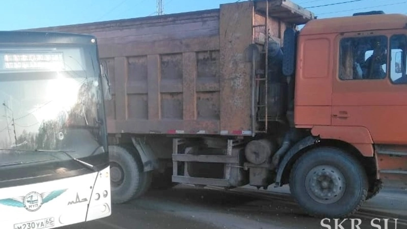 КамАЗ на Сахалине врезался в рейсовый автобус