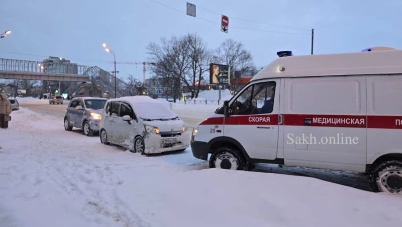 Авария или криминал: полиция и скорая помощь подъехали к автобусной остановке Южно-Сахалинска