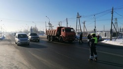 Водитель КамАЗа устроил в Южно-Сахалинске ДТП с двумя пострадавшими 6 января