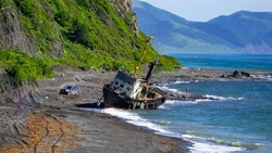 «Очередная фотозона»: заброшенный корабль прибило к берегу Сахалина