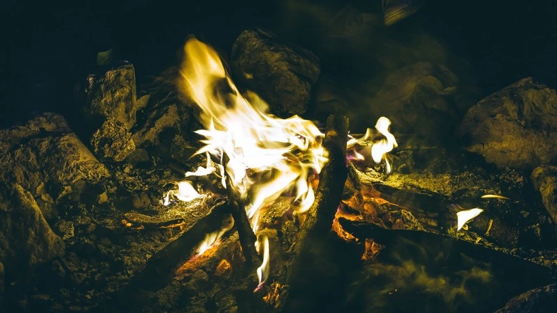 В Тымовском воскресным вечером вспыхнул заброшенный сарай