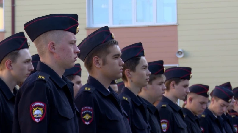 В средней школе № 8 Южно-Сахалинска появились специализированные полицейские классы. В одном строю 22.10.24