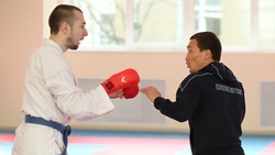 Призер олимпийских игр провел тренировки для каратистов Сахалина