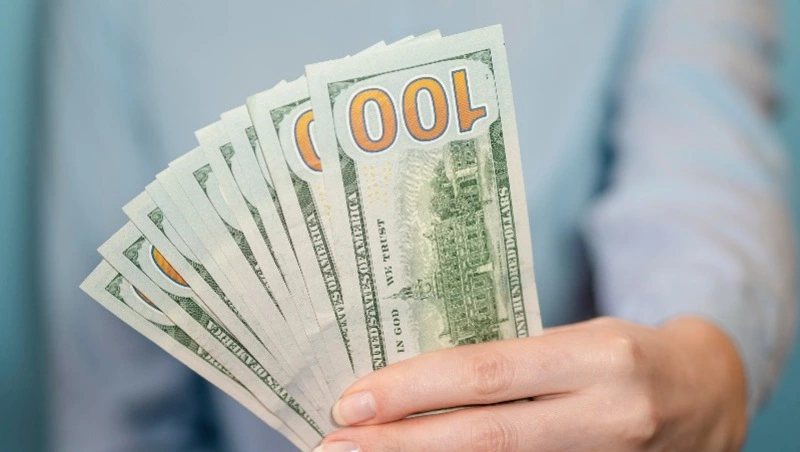 ЦБ поднял курс доллара выше 82 рублей впервые с конца апреля