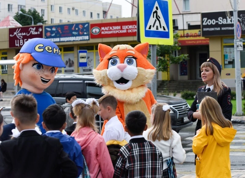 Школьники 1 сентября сказали спасибо вежливым водителям Южно-Сахалинска