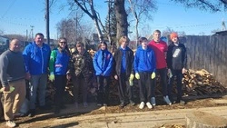 Активисты помогли пенсионерке в Ногликах с заготовкой дров